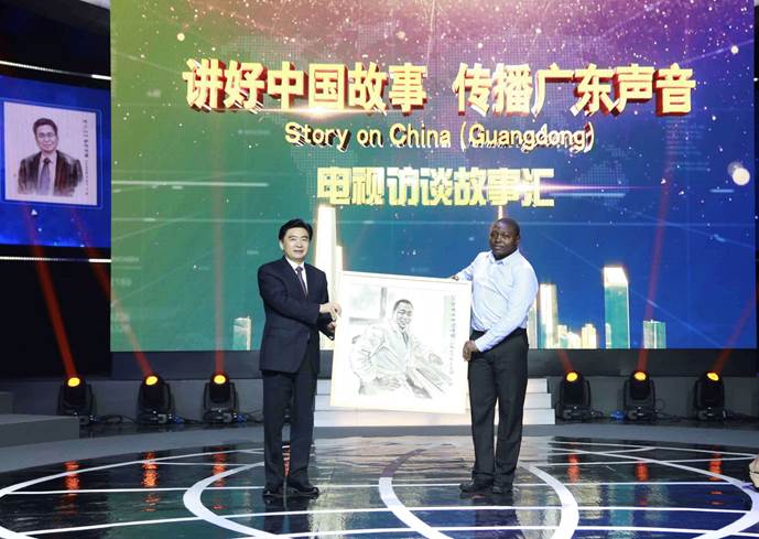 5.乍得籍博士生马丁作为广东省唯一留学生代表受邀参加由广东公共外交协会主办、广东电视台直播的“讲好中国故事 传播广东声音”电视访谈节目并受到广东省政协主席王荣的亲切接见 5.乍得籍博士生马丁作为广东省唯一留学生代表受邀参加由广东公共外交协会主办、广东电视台直播的“讲好中国故事 传播广东声音”电视访谈节目并受到广东省政协主席王荣的亲切接见