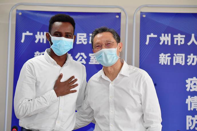 6.索马里籍留学生聆听钟南山院士讲解疫情防控知识后的喜悦 6.索马里籍留学生聆听钟南山院士讲解疫情防控知识后的喜悦